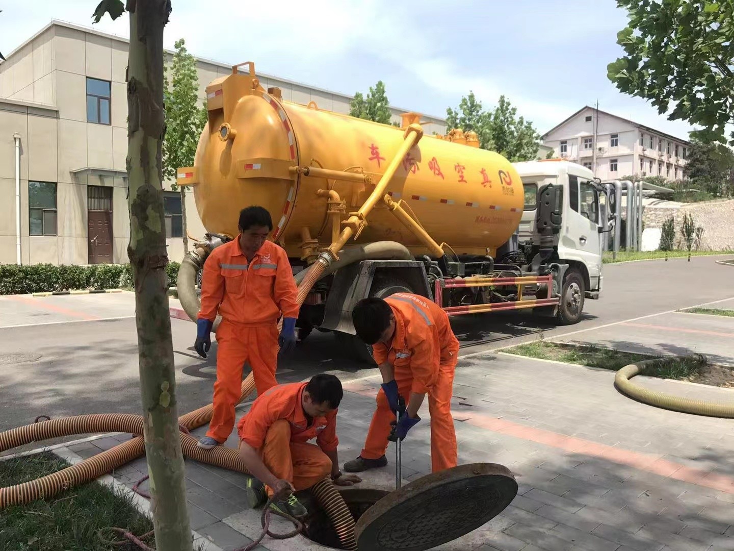 仁化管道疏通车停在窨井附近