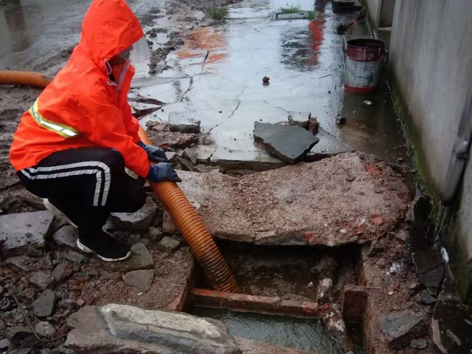 仁化专业清理污水池 炜誉市政以规范流程守护城市 “肠道”