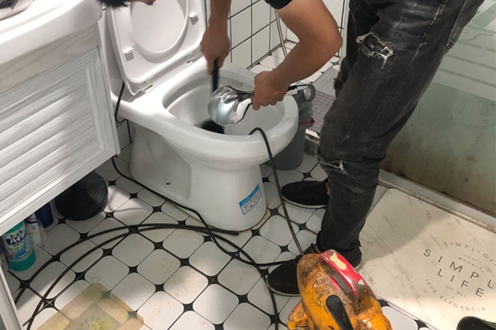 仁化马桶堵塞自己疏通还是找师傅?专业上门服务让你省时更省心